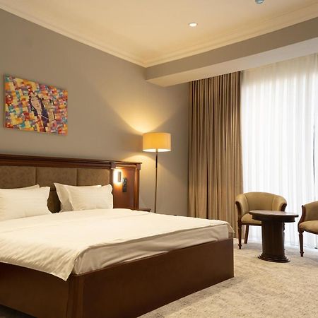 Mir Luxe Plaza Hotel Tasken Kültér fotó