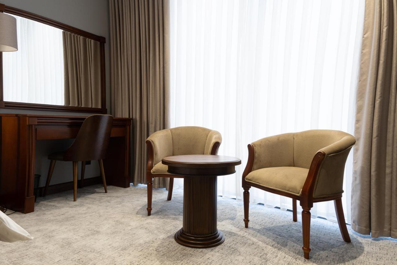 Mir Luxe Plaza Hotel Tasken Kültér fotó