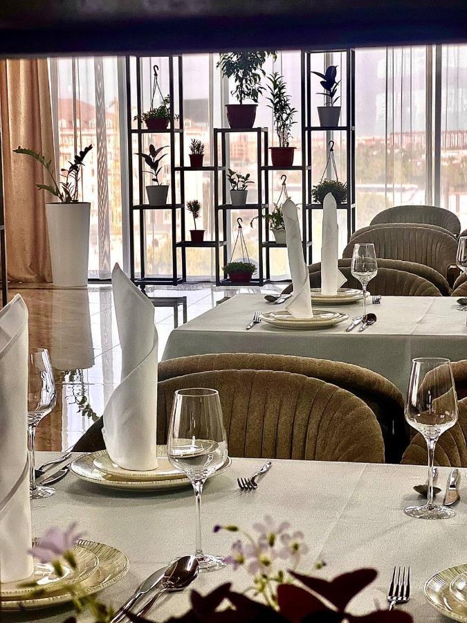 Mir Luxe Plaza Hotel Tasken Kültér fotó