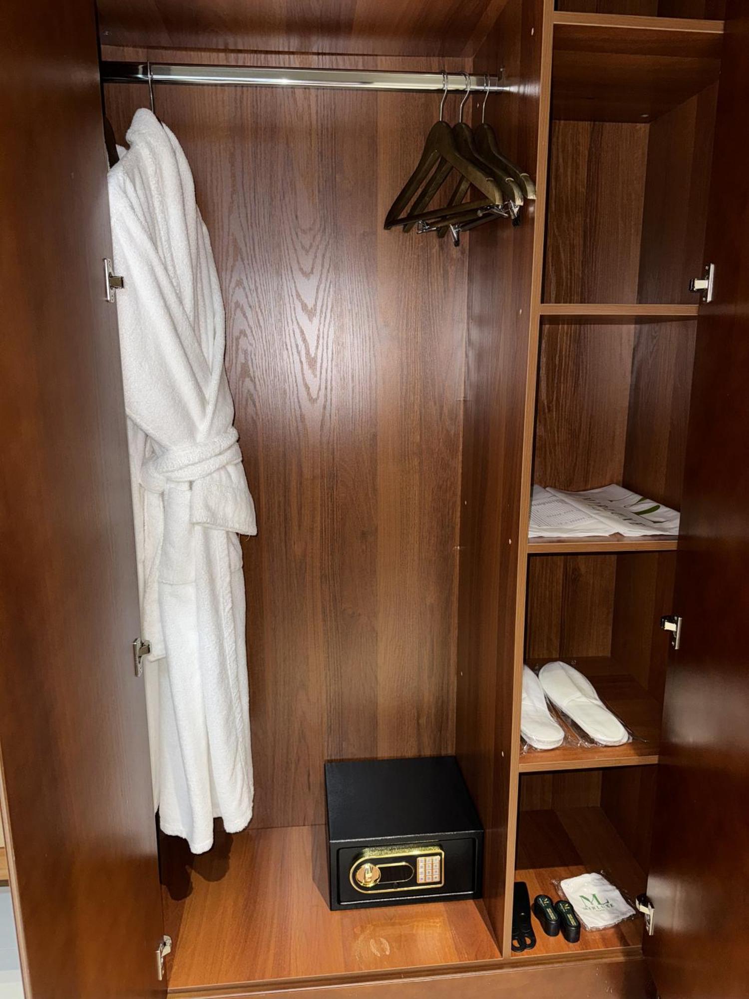 Mir Luxe Plaza Hotel Tasken Kültér fotó