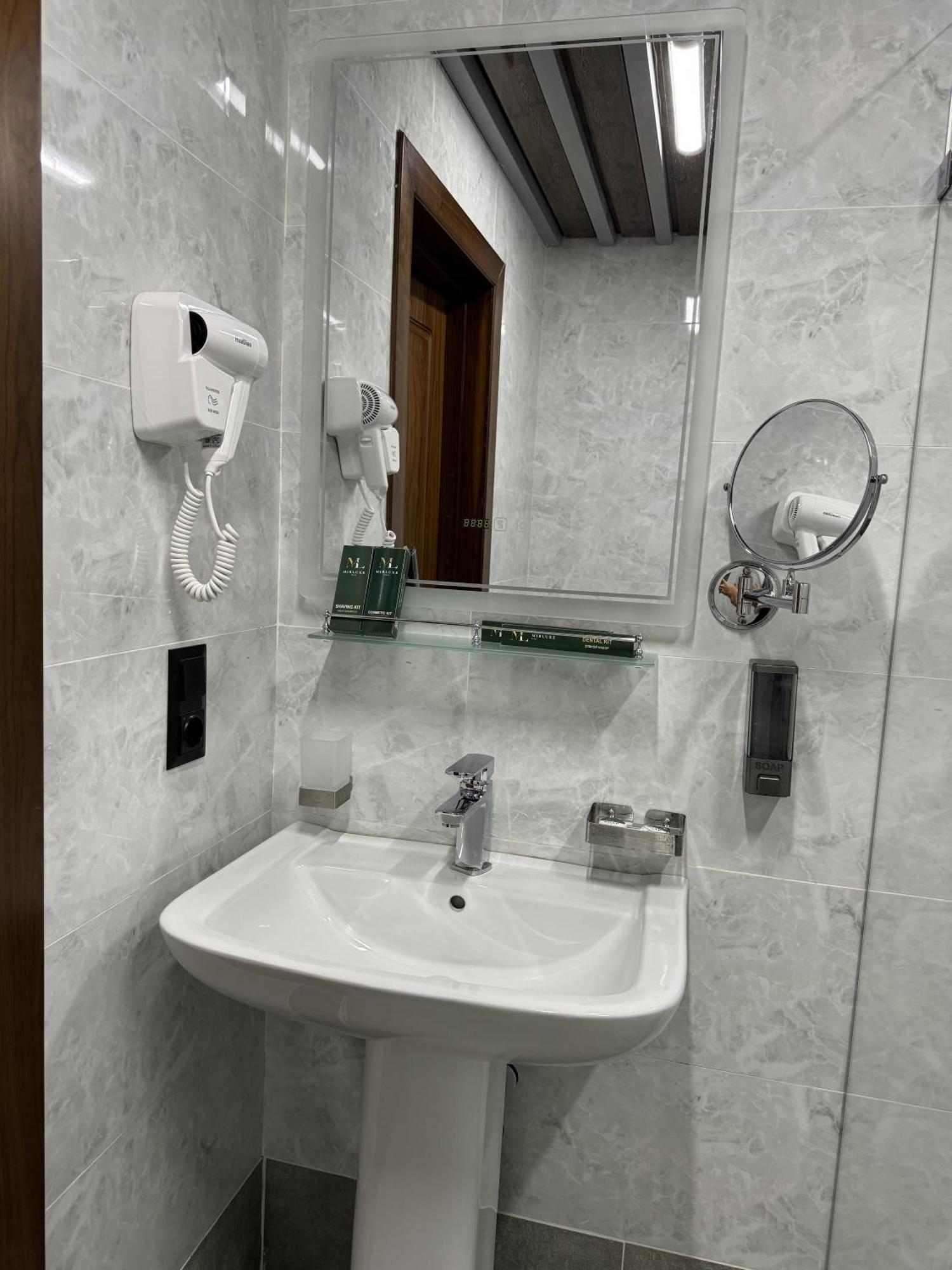 Mir Luxe Plaza Hotel Tasken Kültér fotó