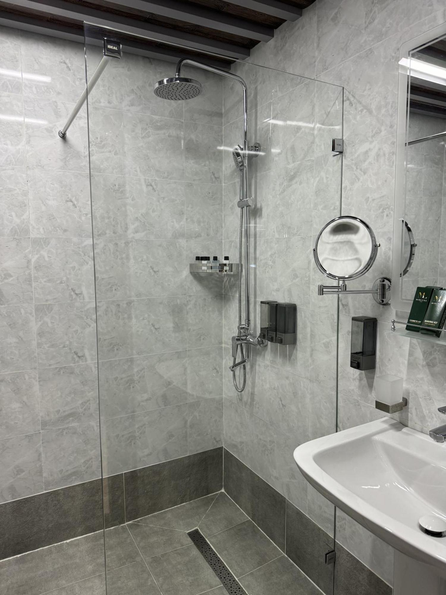 Mir Luxe Plaza Hotel Tasken Kültér fotó