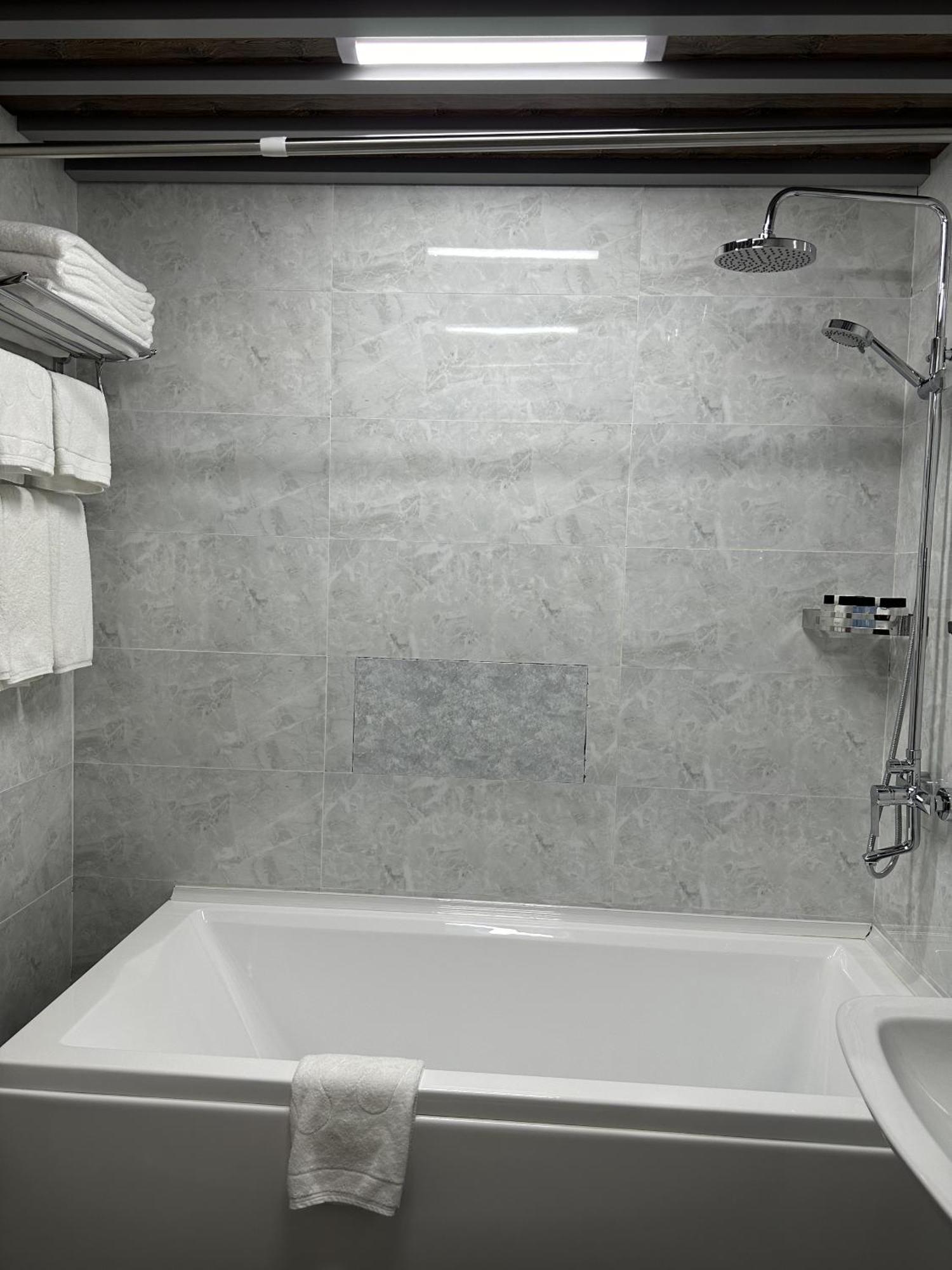 Mir Luxe Plaza Hotel Tasken Kültér fotó
