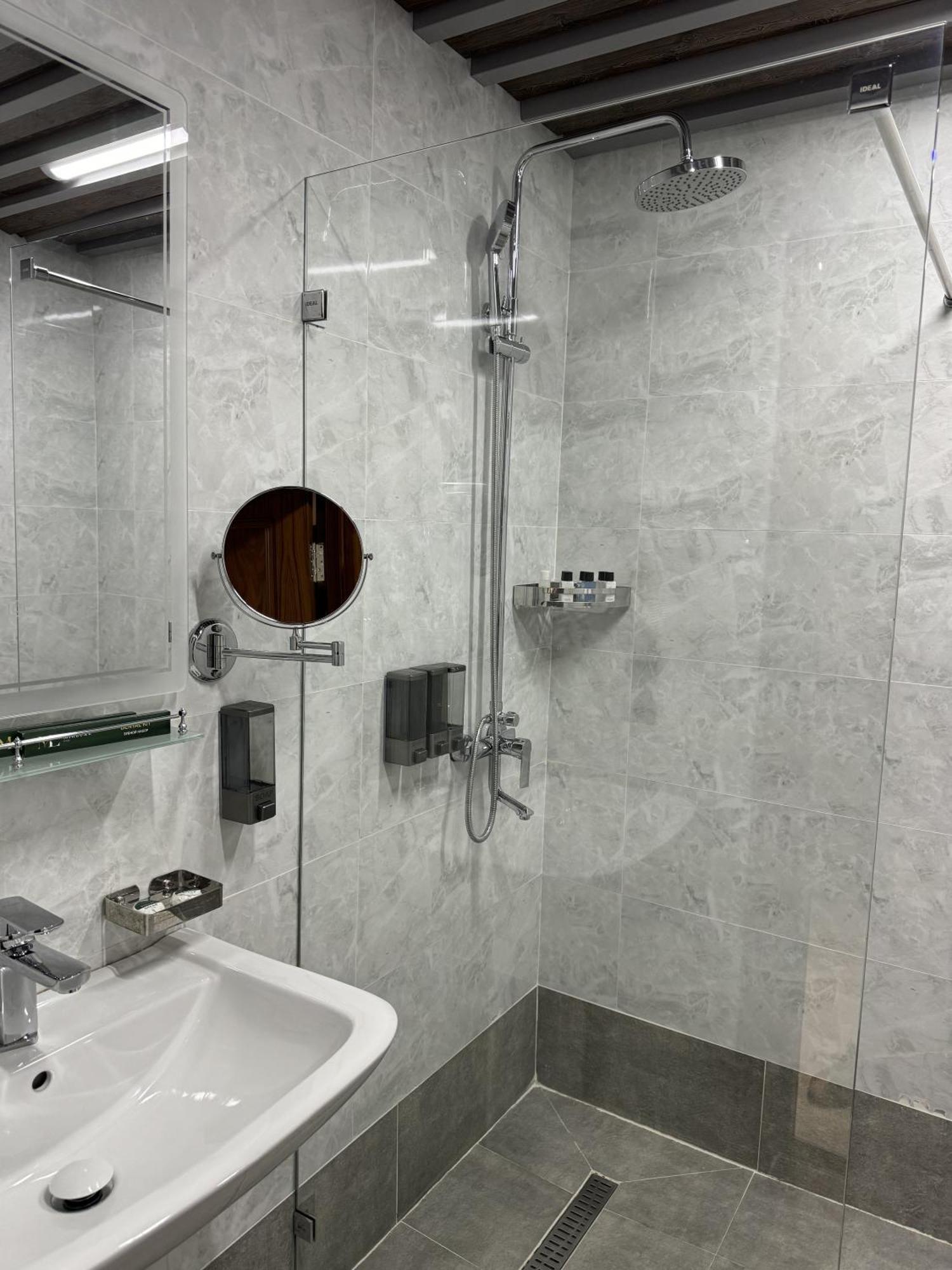 Mir Luxe Plaza Hotel Tasken Kültér fotó