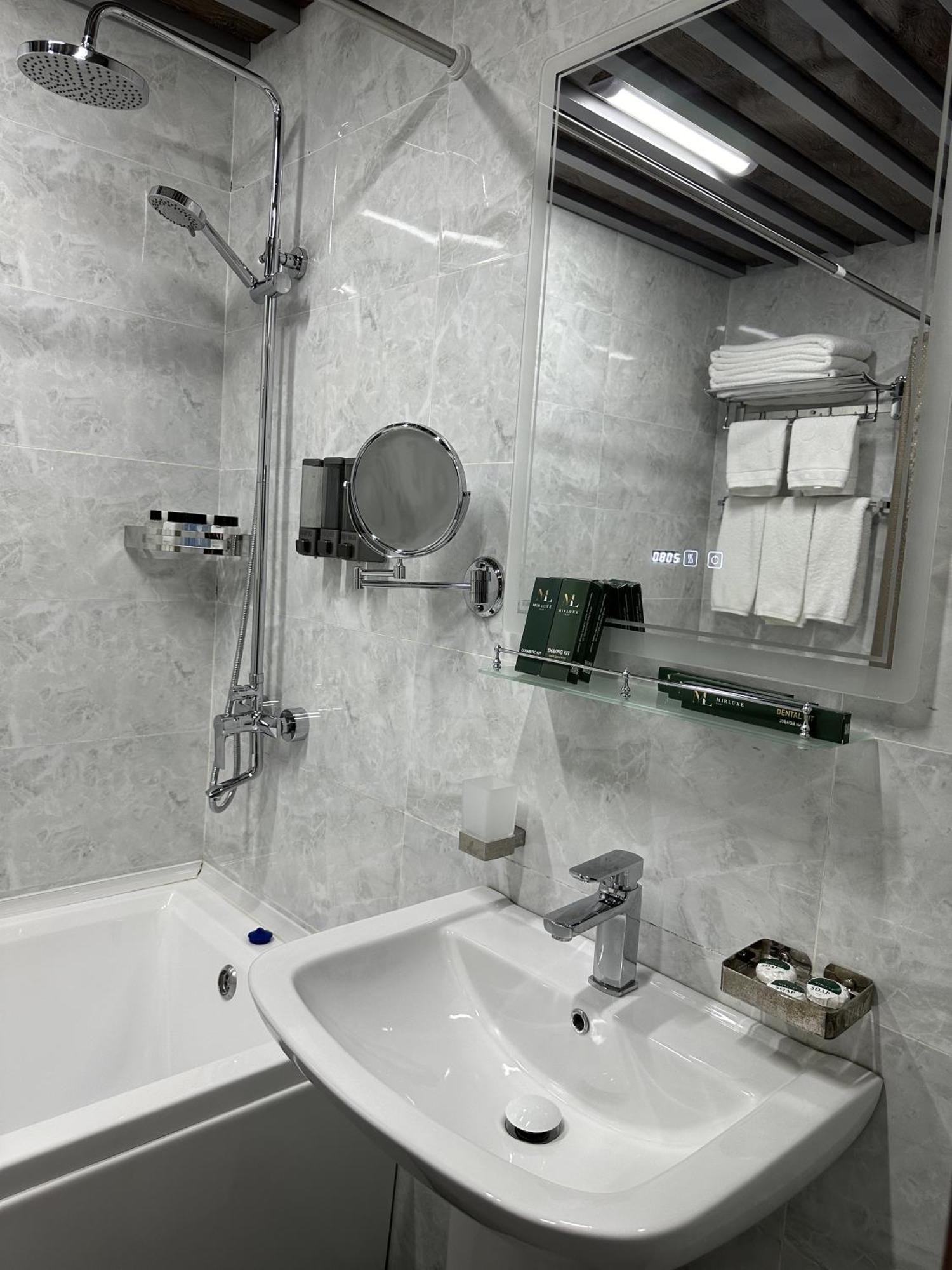 Mir Luxe Plaza Hotel Tasken Kültér fotó