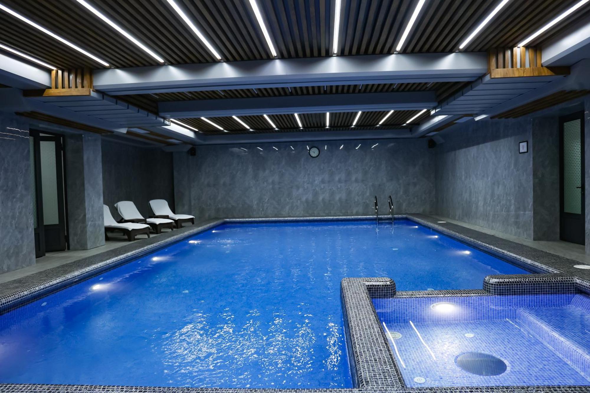 Mir Luxe Plaza Hotel Tasken Kültér fotó